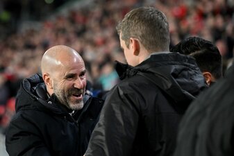 Eindhovens Trainer Peter Bosz (l) kehrt an seine alte Wirkungsstätte zurück. Eindhovens Trainer Peter Bosz (l) kehrt an seine alte Wirkungsstätte zurück.