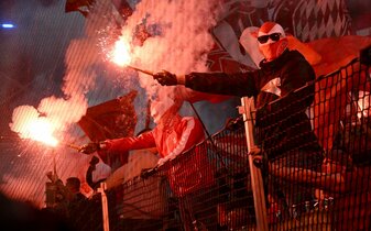 Bayern-Fans zündeten Pyrotechnik während der Champions League Spiele. Bayern-Fans zündeten Pyrotechnik während der Champions League Spiele.