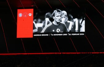 Ein Foto von Andreas Brehme war während einer Gedenkminute in der Allianz Arena in München auf einer Anzeigentafel zu sehen. Ein Foto von Andreas Brehme war während einer Gedenkminute in der Allianz Arena in München auf einer Anzeigentafel zu sehen.
