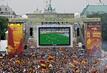 Soll auch dieses Jahr möglich werden: Tausende Zuschauer verfolgen auf der Fanmeile am Brandenburger Tor in Berlin ein WM-Fußballspiel von Deutschland.