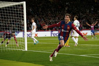Roberto feiert Lewandowskis Tor: Barcelona war über weite Strecken das bessere Team. Roberto feiert Lewandowskis Tor: Barcelona war über weite Strecken das bessere Team.