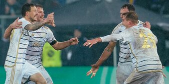 Sensation für die Saarbrückener: Marcel Gaus (l), Manuel Zeitz (2.v.l.), Bjarne Thoelke (2.v.r.) und Lukas Boeder (r) feiern ihren Sieg. Sensation für die Saarbrückener: Marcel Gaus (l), Manuel Zeitz (2.v.l.), Bjarne Thoelke (2.v.r.) und Lukas Boeder (r) feiern ihren Sieg.