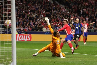 Antoine Griezmann (M) von Atletico Madrid erzielte den zwischenzeitlichen Ausgleich zum 1:1. Antoine Griezmann (M) von Atletico Madrid erzielte den zwischenzeitlichen Ausgleich zum 1:1.