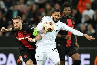 Leverkusens Robert Andrich (l) und Edmond Tapsoba in Aktion gegen Agdams Juninho.