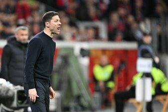 Seit 37 Pflichtspielen mit seiner Mannschaft ungeschlagen: Leverkusens Trainer Xabi Alonso. Seit 37 Pflichtspielen mit seiner Mannschaft ungeschlagen: Leverkusens Trainer Xabi Alonso.