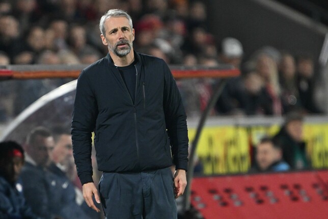 Leipzigs Trainer Marco Rose verfolgt die Partie.
