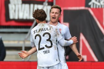 Johannes Eggestein (r) brachte St. Pauli in Nürnberg auf die Siegerstraße.