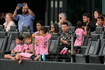 Pause wegen einer Muskelverletzung: Lionel Messi schaut mit seiner Familie beim MLS-Spiel seiner Mannschaft zu. Pause wegen einer Muskelverletzung: Lionel Messi schaut mit seiner Familie beim MLS-Spiel seiner Mannschaft zu.