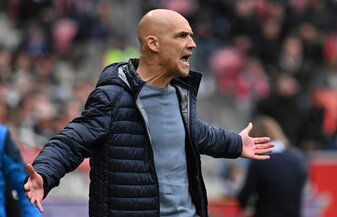 Bochums Trainer Thomas Letsch musste sich mit seiner Mannschaft in Mainz geschlagen geben. Bochums Trainer Thomas Letsch musste sich mit seiner Mannschaft in Mainz geschlagen geben.