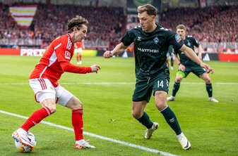 Berlins Brenden Aaronson (l) kämpft gegen Senne Lynen von Werder Bremen um den Ball. Berlins Brenden Aaronson (l) kämpft gegen Senne Lynen von Werder Bremen um den Ball.