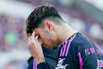 Bayerns Aleksandar Pavlovic zog sich in der Partie in Darmstadt eine leichte Kopfverletzung zu. Bayerns Aleksandar Pavlovic zog sich in der Partie in Darmstadt eine leichte Kopfverletzung zu.