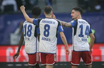 Mit dem Sieg gegen Wiesbaden hält der Hamburger SV Anschluss an die direkten Aufstiegsränge. Mit dem Sieg gegen Wiesbaden hält der Hamburger SV Anschluss an die direkten Aufstiegsränge.