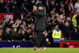 Liverpool-Trainer Jürgen Klopp applaudiert den Fans. Liverpool-Trainer Jürgen Klopp applaudiert den Fans.