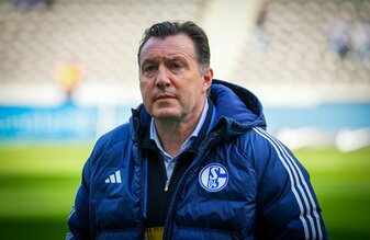 Schalke-Sportdirektor Marc Wilmots stellt sich vor seinen Trainer. Schalke-Sportdirektor Marc Wilmots stellt sich vor seinen Trainer.