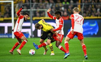 Bayerns Noussair Mazraoui (l) und Kingsley Coman (2.v.r.) wollen bald wieder auf dem Platz stehen. Bayerns Noussair Mazraoui (l) und Kingsley Coman (2.v.r.) wollen bald wieder auf dem Platz stehen.