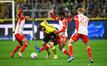 Bayerns Noussair Mazraoui (l) und Kingsley Coman (2.v.r.) wollen bald wieder auf dem Platz stehen.