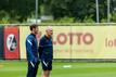 Christian Streich (r) im Jahr 2021 auf dem Trainingsplatz mit Julian Schuster.