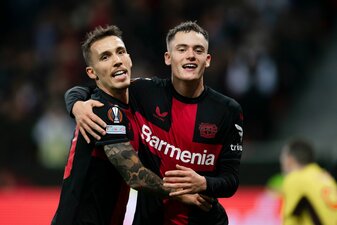 Bei Bayer Leverkusen erfolgreich: Alejandro Grimaldo (l) - hier mit Teamkollege Florian Wirtz. Bei Bayer Leverkusen erfolgreich: Alejandro Grimaldo (l) - hier mit Teamkollege Florian Wirtz.