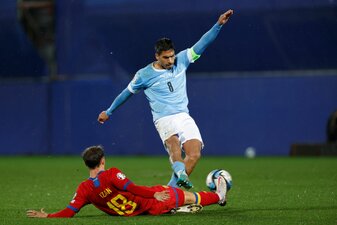 Das israelische Fußball-Team um Dor Peretz (o) will sich für die EM qualifizieren. Das israelische Fußball-Team um Dor Peretz (o) will sich für die EM qualifizieren.