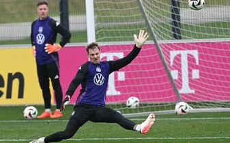 Die Nationaltorhüter Marc-André ter Stegen (l) und Manuel Neuer beim Torwarttraining auf dem Platz. Die Nationaltorhüter Marc-André ter Stegen (l) und Manuel Neuer beim Torwarttraining auf dem Platz.