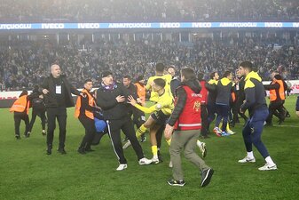 Anhänger von Trabzonspor hatten nach dem 2:3 gegen Fenerbahce den Platz gestürmt und Spieler und Trainer des Gegners angegriffen. Anhänger von Trabzonspor hatten nach dem 2:3 gegen Fenerbahce den Platz gestürmt und Spieler und Trainer des Gegners angegriffen.