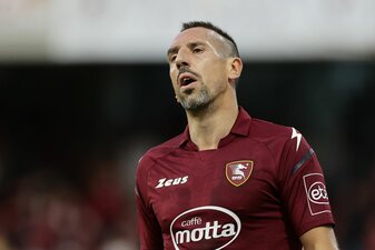 Ex-Profi Franck Ribery hört einem italienischen Medienbericht zufolge als Techniktrainer bei US Salernitana auf. Ex-Profi Franck Ribery hört einem italienischen Medienbericht zufolge als Techniktrainer bei US Salernitana auf.