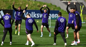 Die deutschen Nationalspieler führen im Training Dehnübungen durch. Die deutschen Nationalspieler führen im Training Dehnübungen durch.