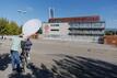 Journalisten stehen vor dem Sitz des spanischen Fußballverbands RFEF in Madrid.