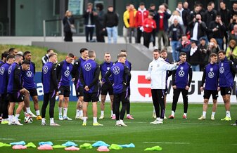 Der DFB arbeitet einem Bericht zufolge an einem neuen Vertragsangebot für Bundestrainer Julian Nagelsmann. Der DFB arbeitet einem Bericht zufolge an einem neuen Vertragsangebot für Bundestrainer Julian Nagelsmann.