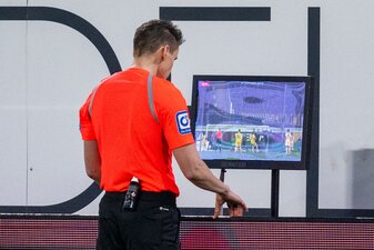 Schiedsrichter Daniel Siebert überprüft ein Handspiel per Videobeweis. Schiedsrichter Daniel Siebert überprüft ein Handspiel per Videobeweis.