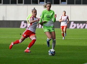 Bayern Münchens Giulia Gwinn (l) im Zweikampf mit Jule Brand vom VfL Wolfsburg. Bayern Münchens Giulia Gwinn (l) im Zweikampf mit Jule Brand vom VfL Wolfsburg.