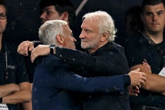 Frankreichs Trainer Didier Deschamps (l) umarmt DFB-Sportdirktor Rudi Völler. Frankreichs Trainer Didier Deschamps (l) umarmt DFB-Sportdirktor Rudi Völler.