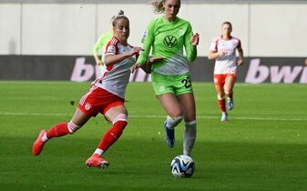 Bayern Münchens Giulia Gwinn (l) im Zweikampf mit Jule Brand vom VfL Wolfsburg. Bayern Münchens Giulia Gwinn (l) im Zweikampf mit Jule Brand vom VfL Wolfsburg.