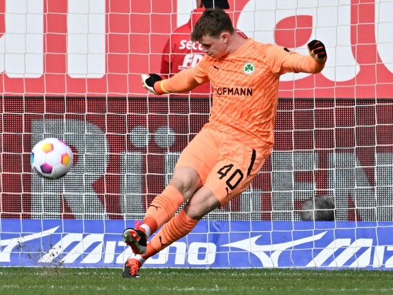 Fürths Urbig gegen Kosovo im Tor der U21