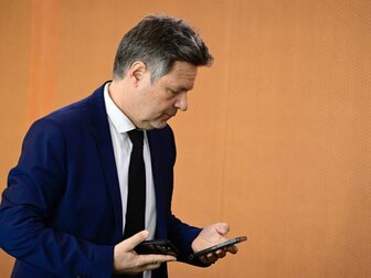 Nach Nike-Deal: Politik kritisiert DFB scharf Nach Nike-Deal: Politik kritisiert DFB scharf
