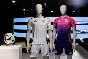 Vor allem das pinke Auswärtstrikot der DFB-Elf sorgt für viel Gesprächsstoff. Vor allem das pinke Auswärtstrikot der DFB-Elf sorgt für viel Gesprächsstoff.