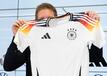 Bundestrainer Julian Nagelsmann und das neue DFB-Trikot von Adidas.