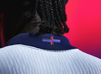 Das St.-Georgs-Kreuz auf dem neuen englischen Trikot sorgt für Wirbel. Das St.-Georgs-Kreuz auf dem neuen englischen Trikot sorgt für Wirbel.