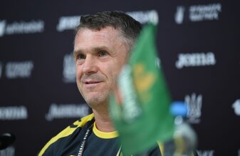 Nationaltrainer Serhij Rebrow will die Ukraine zur EM führen. Nationaltrainer Serhij Rebrow will die Ukraine zur EM führen.