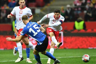 Für Robert Lewandowski (r) und die Polen geht es am Dienstag in Wales um die EM-Teilnahme. Für Robert Lewandowski (r) und die Polen geht es am Dienstag in Wales um die EM-Teilnahme.