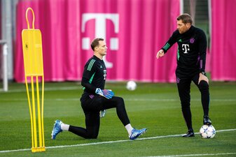 FCB-Torwart Manuel Neuer (l) zog sich bei der Nationalmannschaft eine Verletzung im Oberschenkel zu. FCB-Torwart Manuel Neuer (l) zog sich bei der Nationalmannschaft eine Verletzung im Oberschenkel zu.