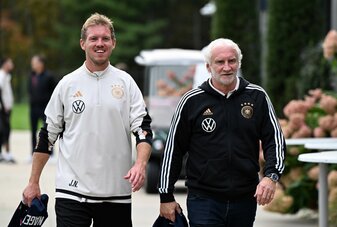 Bundestrainer Julian Nagelsmann (l) und Rudi Völler, DFB-Sportdirektor, nach dem Training. Völler hat die Fortsetzung seines Engagements über die diesjährige Europameisterschaft hinaus nicht ausge Bundestrainer Julian Nagelsmann (l) und Rudi Völler, DFB-Sportdirektor, nach dem Training. Völler hat die Fortsetzung seines Engagements über die diesjährige Europameisterschaft hinaus nicht ausge