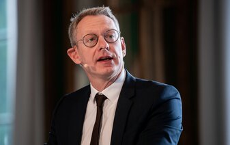 Nach Meinung von Sportökonom Christoph Breuer konnte der DFB gar nicht anders entscheiden. Nach Meinung von Sportökonom Christoph Breuer konnte der DFB gar nicht anders entscheiden.