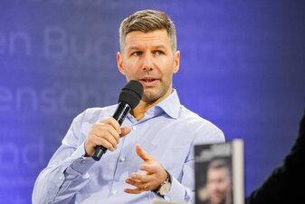Ex-Nationalspieler Thomas Hitzlsperger hofft, dass die EM für die von Krisen gebeutelte Gesellschaft eine Chance auf Ablenkung ist. Ex-Nationalspieler Thomas Hitzlsperger hofft, dass die EM für die von Krisen gebeutelte Gesellschaft eine Chance auf Ablenkung ist.