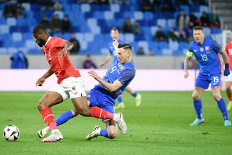 Der Slowake Robert Bozenik (M) versucht Österreichs Kevin Danso zu stoppen. Der Slowake Robert Bozenik (M) versucht Österreichs Kevin Danso zu stoppen.