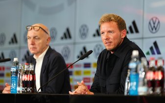 DFB-Präsident Bernd Neuendorf (l) will nach der aktuellen Länderspielphase das Vertragsgespräch mit Bundestrainer Julian Nagelsmann suchen. DFB-Präsident Bernd Neuendorf (l) will nach der aktuellen Länderspielphase das Vertragsgespräch mit Bundestrainer Julian Nagelsmann suchen.