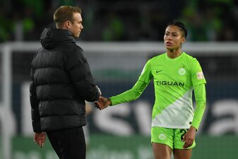 Die Wolfsburgerin Sveindis Jonsdottir klatscht nach dem Spiel mit VfL-Trainer Tommy Stroot ab. Die Wolfsburgerin Sveindis Jonsdottir klatscht nach dem Spiel mit VfL-Trainer Tommy Stroot ab.