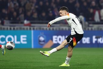 Deutschlands Florian Wirtz erzielt das erste Tor gegen Frankreich. Deutschlands Florian Wirtz erzielt das erste Tor gegen Frankreich.