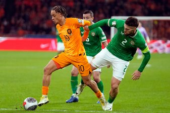 In der Bundesliga ist Xavi Simons (l) schon ein gefeierter Star. In der Nationalmannschaft hat der Niederländer noch Probleme. In der Bundesliga ist Xavi Simons (l) schon ein gefeierter Star. In der Nationalmannschaft hat der Niederländer noch Probleme.