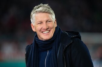 Bastian Schweinsteiger hat Toni Kroos für seinen Auftritt gegen Frankreich gelobt. Bastian Schweinsteiger hat Toni Kroos für seinen Auftritt gegen Frankreich gelobt.